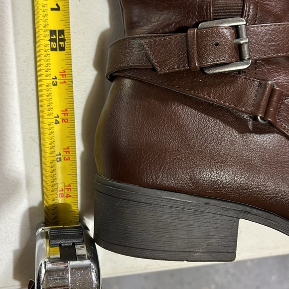 Tall brown boots fit just below the knee - Picture 3 of 6